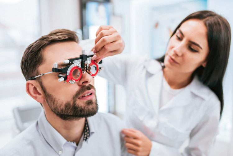 Як проходить перевірка зору у офтальмолога?