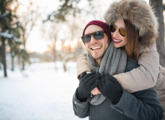 Сонцезахисні окуляри взимку: модна примха чи необхідність?
